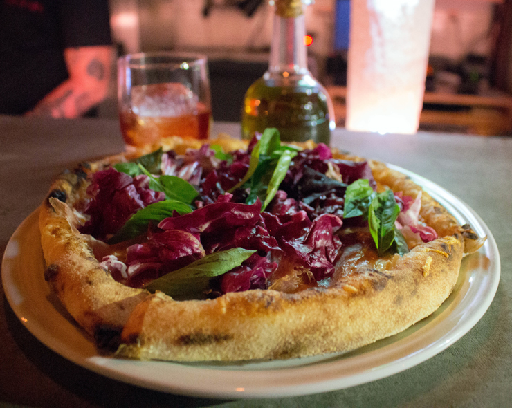 Pizza de presunto crú, brie, parmesão, alecrim, radicchio, manjericão e limão siciliano