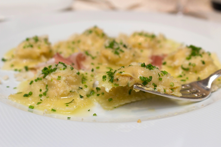 Uma das massas mais pedidas do novo Salvatore Loi: ravióli recheado com creme brulê de grana padano, pancetta e pão fresco (R$ 70)