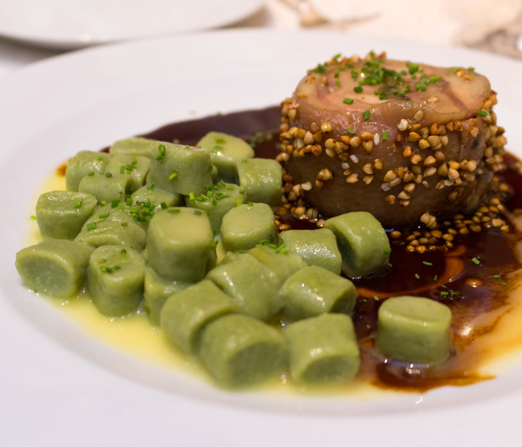 Porchetta de javali, nhoque de catalônia e molho de tamarindo: um dos pratos mais emblemático da fase autoral de Salvatore Loi