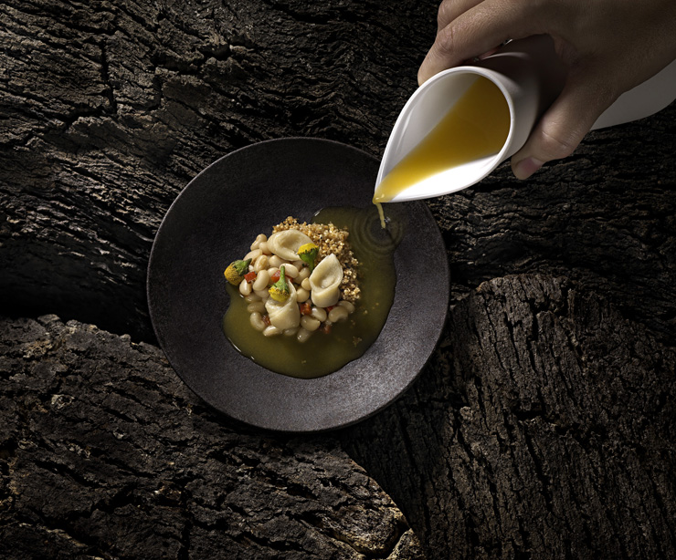 Cappelletti de pirarucu, feijão manteiguinha, farofa de ovinha com piracuí e consommè de tucupi com jambu representando o Bioma Amazônia do incrível menu Biomas, de Bel Coelho