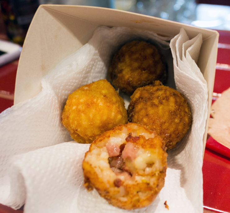 Entre os fritos napolitanos, arancini recheado com calabresa 