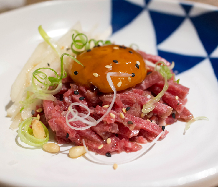  Yukhoe, steak tartate coreano (R$ 39): carne semi-descongelada, pinoli, fatias de pera asiática e gema curada do novo Komah