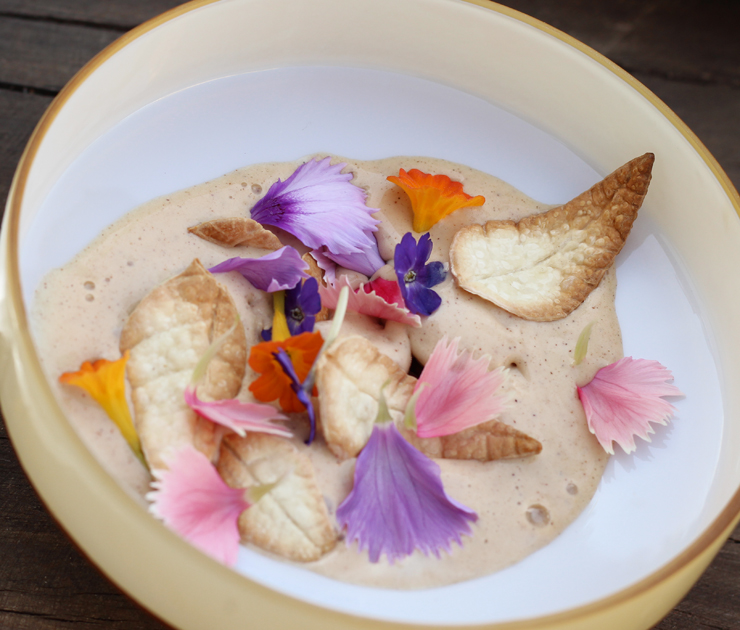 Sorvete de flores e caramelo com folhas de biscoito crocante salgado do menu Mensageiro das Estrelas, de Gabriel Vidolin