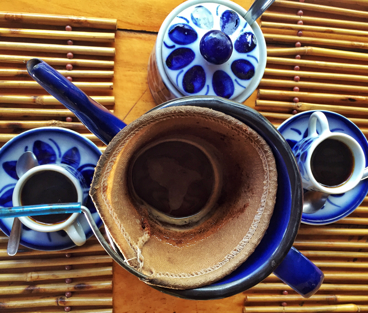 Café orgânico - produzido na frente do restaurante - em coador de pano: pequenas alegrias da vida