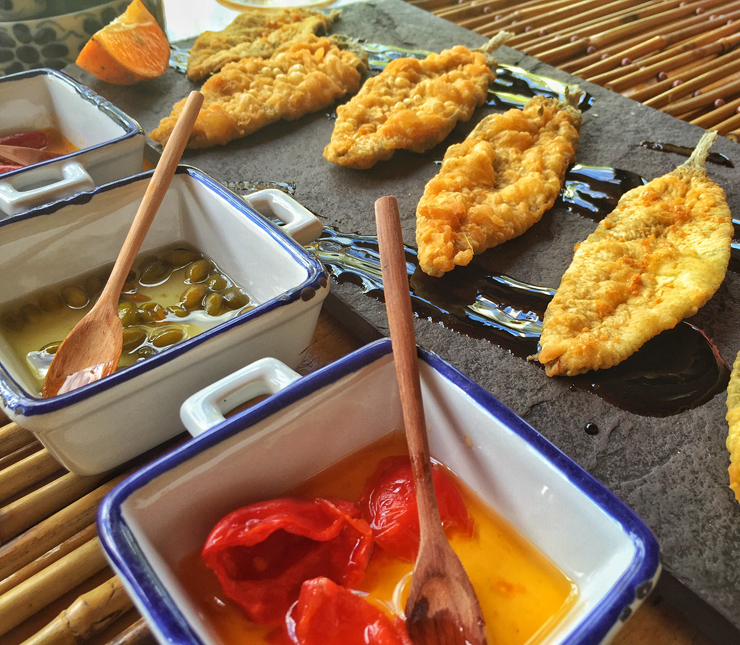 Você conhece peixinho da horta? eu sou alucinada - e no Empório dos Mellos essa planta é servida empanada e frita. Delícia