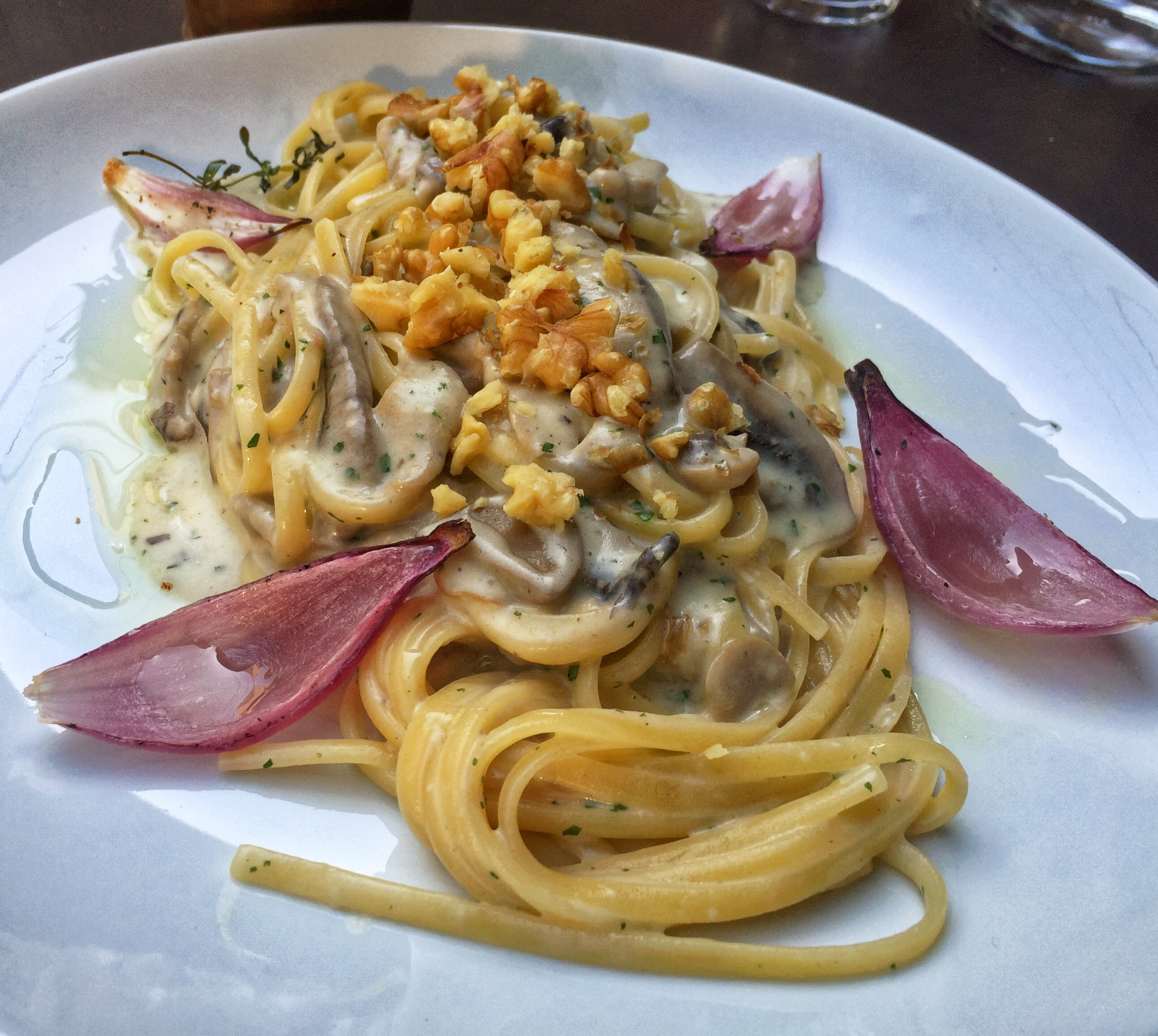 Linguine com creme de cogumelos frescos, cebola roxa e nozes (R$ 38) traz massa cozida no ponto certinho, assim como os cogumelos, ainda ligeiramente resistentes ao dente.