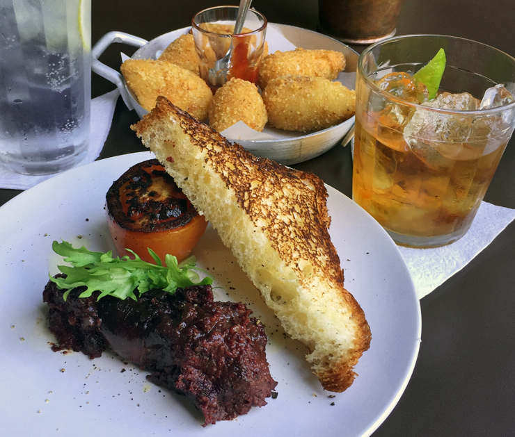 Morcilla, brioche tostado, tomate grelhado, Rabo de Galo e Gin Tônica no Solo Cozinha & Bar