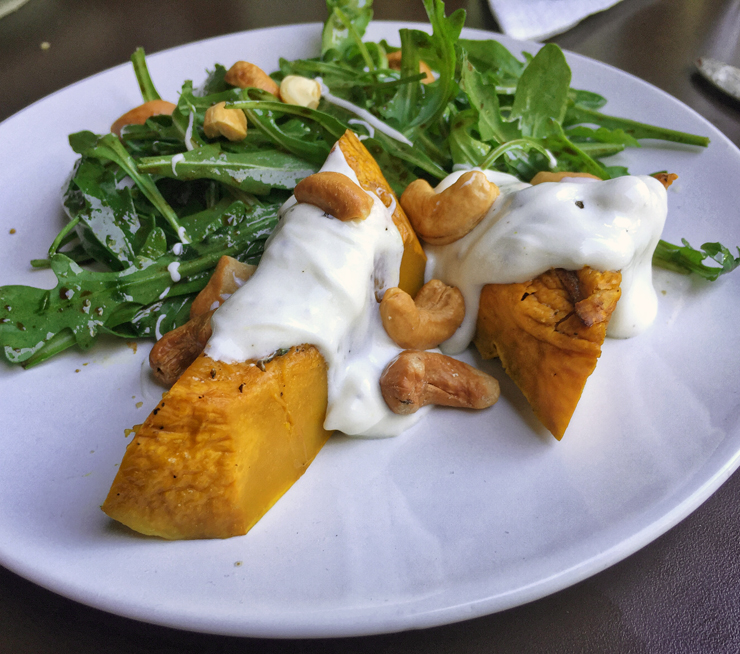 salada de abóbora assada, rúcula, coalhada seca e castanha de cajú (R$ 20/meia) no novo Solo Cozinha & Bar