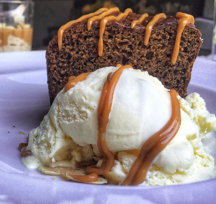 Bolo de figo e especiarias com sorvete: sobremesa do novo Solo Cozinha & Bar