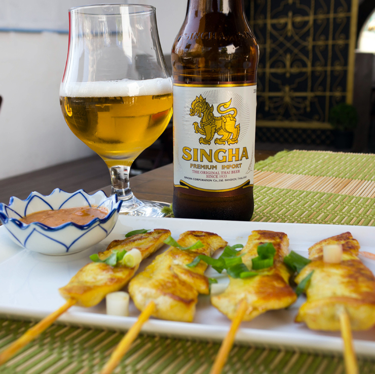 Satay (espetos de frango ou lombo marinados em leite de coco e especiarias, servidos com molho de amendoim e curry; R$ 25) e cerveja tailandesa do novo Thai Chef