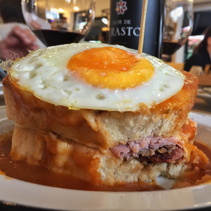 Francesinha da Padaria da Esquina: sanduíche tão calórico quanto gostoso