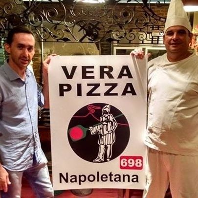 Orgulhosos, um dos proprietário da pizzaria e o pizzaiolo mostram o certificado de autenticidade de Verace Pizza Napoletana: o detalhe é que ele foi falsificado