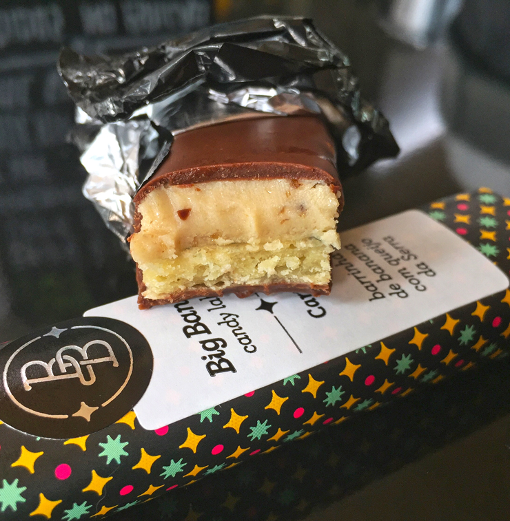 Releitura de doce tradicional tem que ser muito boa pra valer a pena. Essa é. Cartola do Big Bang Candy Lab: biscoito crocante de queijo serra da canastra, ganache de banana com canela, cobertura de chocolate ao leite.