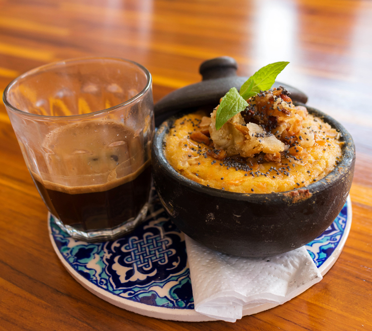 Café turco e Creme morno de tahine com raspas de casca de tangerina. No Firin Salonu 