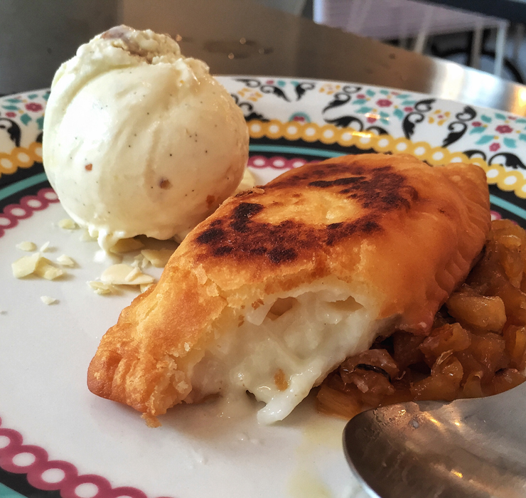 Haupia Pie: pastel de massa macia recheado por creme de coco e acompanhado por compota de abacaxi e sorvete de macadâmia 