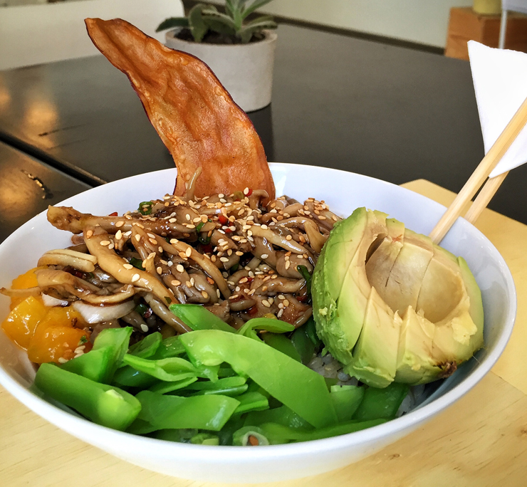 Minha "receita" de poke no Hi Pokee: arroz integral, tofu e shimeji, molho apimentado de cítricos, amendoim, manga, avocado, ervilha torta e nori.