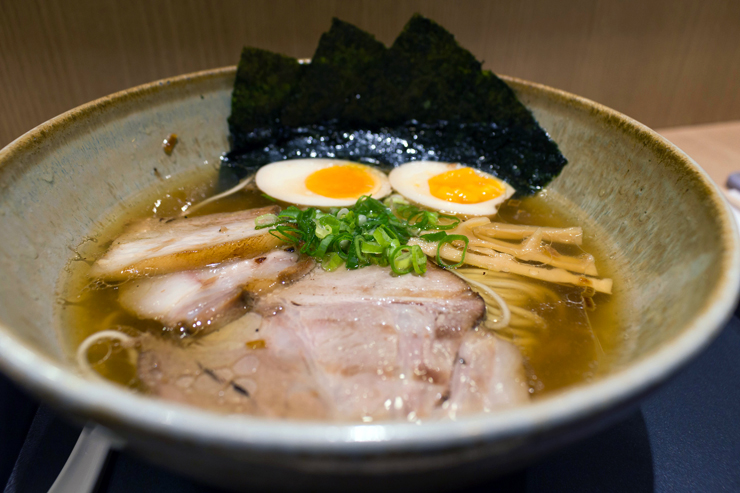 ao JoJo Ramen, a casa de ramen mais lotada de São Paulo, inaugurada há poucos meses, no Paraíso: é comum chegar lá logo no horário de abertura (18h30) e já topar com umas 20 pessoas na espera. As filas estavam tão insanas – em alguns dias chegavam a 3 horas – que eu deixei passar um tempo da inauguração para visitar. Então fui três vezes na sequência e sou sincera em afirmar: vale a pena esperar para comer ali.Shoyu Jojo Ramen: é grande, é viciante, é delicioso