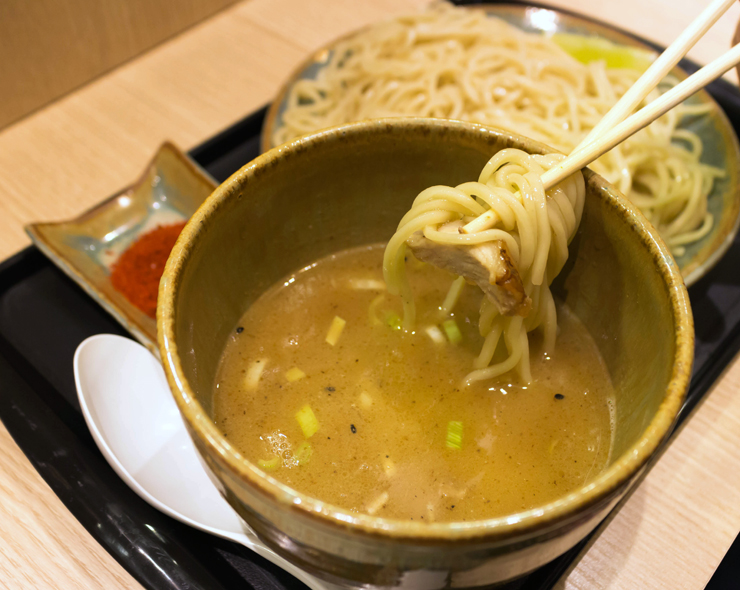 Tsukenem - caldo servido quente, porém separado do macarrão - com futomen, chashu, bambu cozido, cebolinha e blend de pimentas, do JoJo Ramen. 