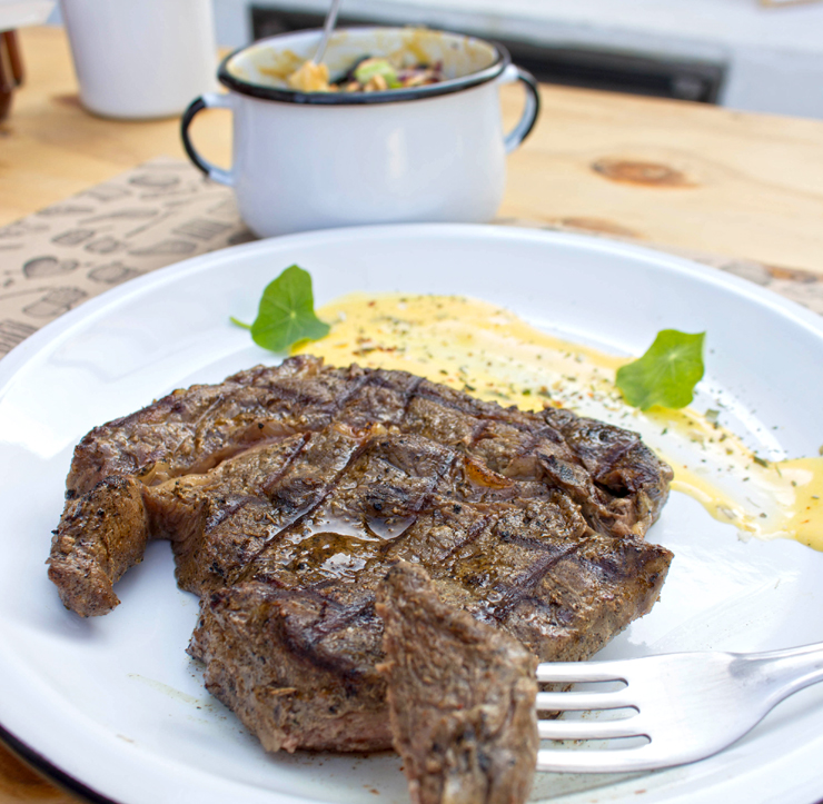 Do novo Kod: Bife Ancho com tempero cajun e bernaise ao chimichurri e Coleslaw Thai com repolho verde e roxo, iogurte, harissa, amendoim e broto de feijão