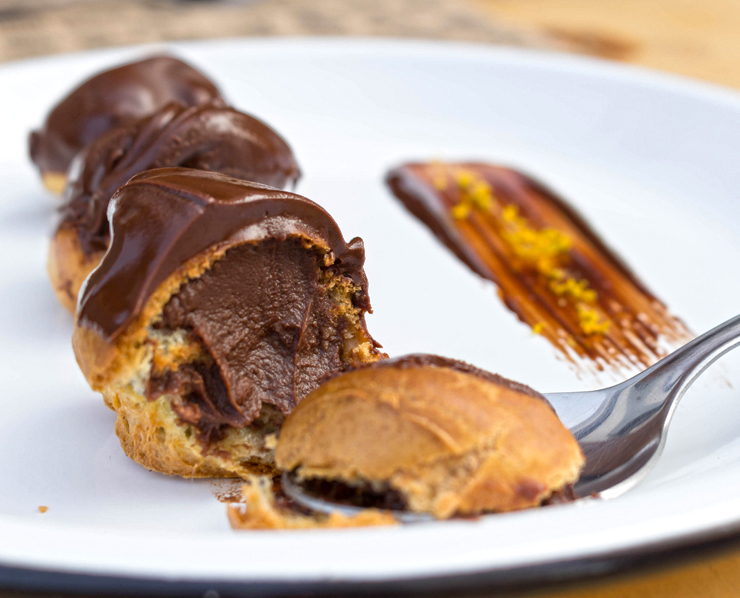 Trio de choux de chocolate com ganache de chocolate com toque das bebidas que compõe o Negroni: gin, vermouth, campari (R$ 11) 