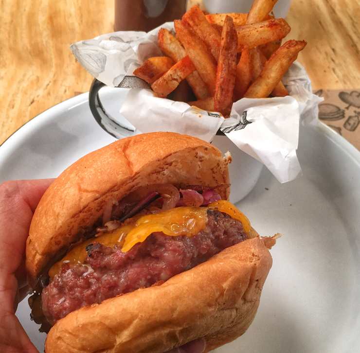 Constanza: burger bovino, cheddar, gema de ovo curada, torresmo e cebola roxa tostada (R$ 25)