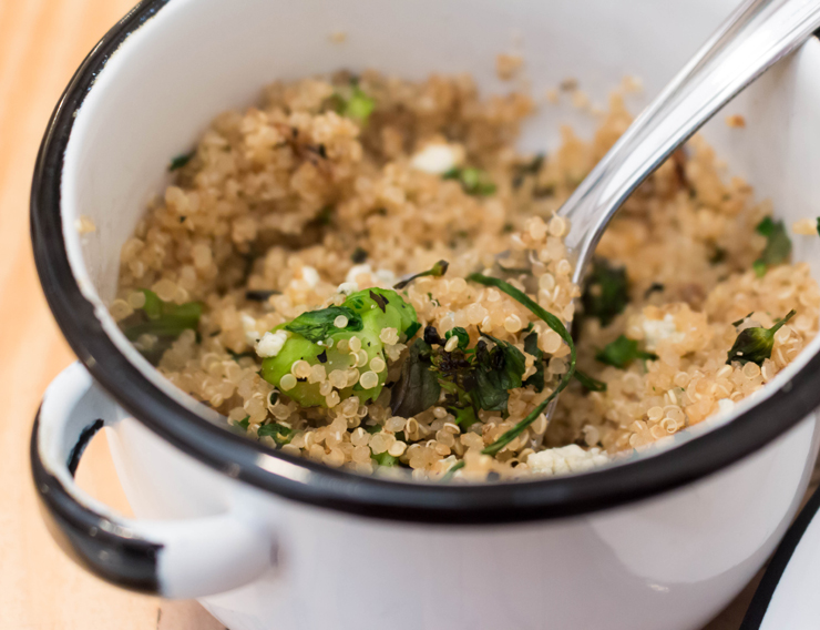 Entre os bons acompanhamentos, alguns vegetarianos, como esta gostosa Salada de quinoa com cogumelos, toque cítrico, folhas de brócolis e gorgonzola 