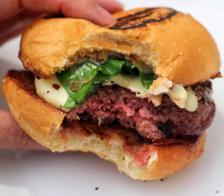 Adão: hambúrguer de costela bovina, queijo Canastra, cebola caramelizada, rúcula e maionese de alho