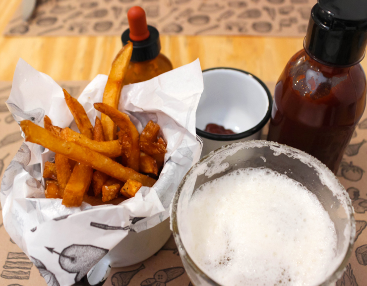 As batatas fritas que arrebataram meu coração: Frickles. Os palitos de batata descansam uma noite na água do picles e ganham sabor lindamente azedinho 