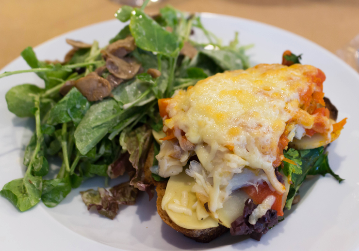 Almoção na Padaria da Esquina: salada de rúcula e cogumelos com Tiborna de bacalhau com espinafre, palmito pupunha, tomate assado, azeitonas e queijo meia cura (R$33)