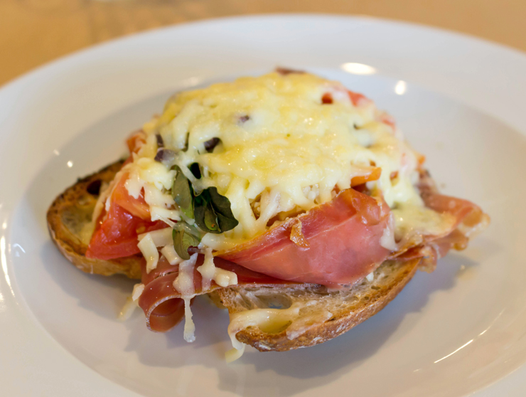 Tiborna - italianos chamam de bruschetta; franceses, de tartine - de presunto cru 