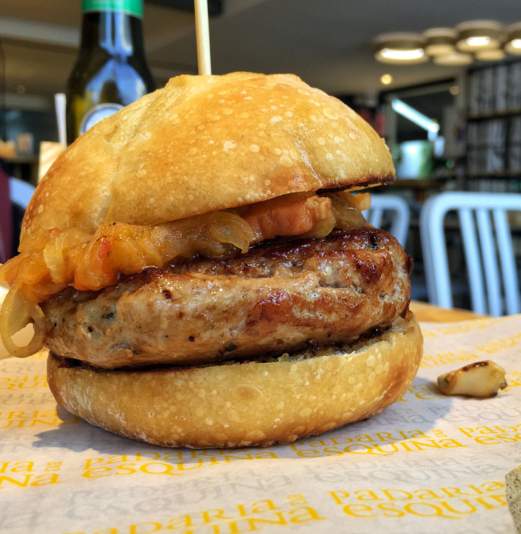 Da Padaria da Esquina: hambúrguer da casa - burger de frango, novilho e farinheira, embutido português de carne de porco - com cogumelos e cebola refogada no macio pão d'Água