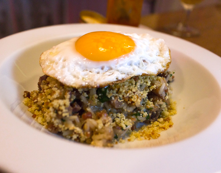 Tremendo Arroz carreteiro do Bar do Jiquitaia: com a crocância da farinha de mandioca e ovo, de gema mole, frito, para arrematar