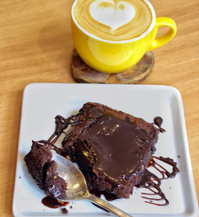 Bom brownie com excelente cappuccino da UM Coffee Co