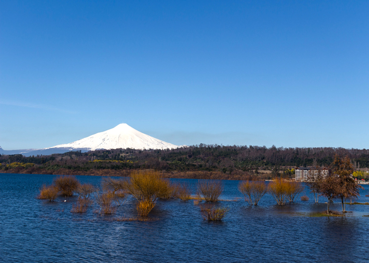 O lago e vulcão Villarrica, uma das belezas da região de Pucón, no Chile