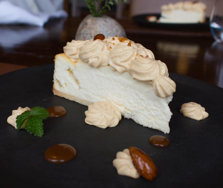 Provavelmente o melhor cheesecake que já comi, até agora, na vida. Queijo produzido aqui no @hotelviravira com leite de vacas criadas soltas e que se alimentam exclusivamente de pasto. Naturalmente cremoso, adocicado. Por cima do cheesecake, chantilly denso batido com caramelo salgado. 