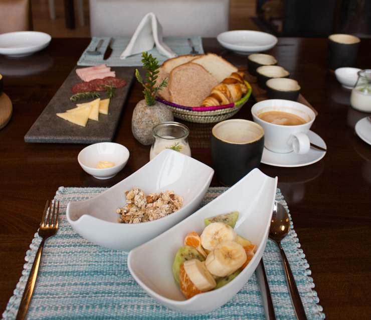 Café da manhã do hotel Vira Vira: pães, granola, manteiga, iogurte e queijos produzidos no hotel