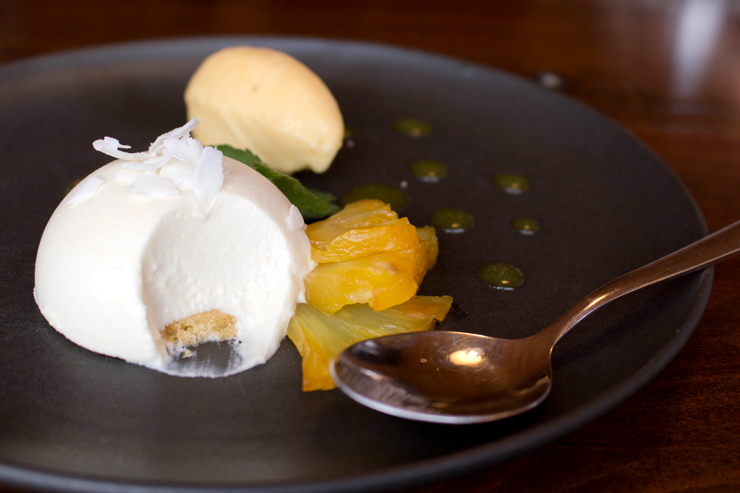 Mousse de coco, abacaxi caramelizado e sorvete artesanal de banana