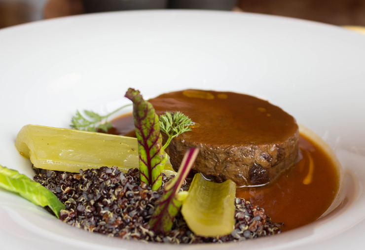 Cordeiro ao seu suco com quinoa orgânica: uma das criações do talentoso chef Damian, no Vira Vira