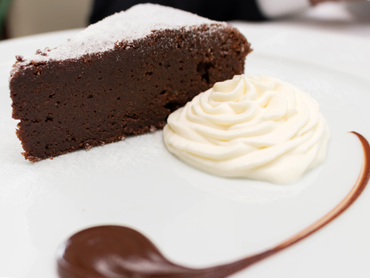 Torta Caprese do Attimo: Chocolate 70% cacau e farinha de amêndoas servido com creme batido (R$ 28) 