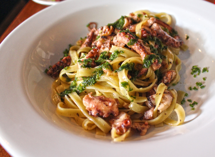 Fettuccine com polvo grelhado e gremolata de coentro do Cozinha 212