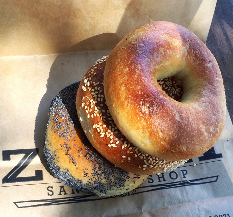 Excelentes bagel da Padaria da Z Deli: o pedido é feito e pago direto no balcão de frente pra rua