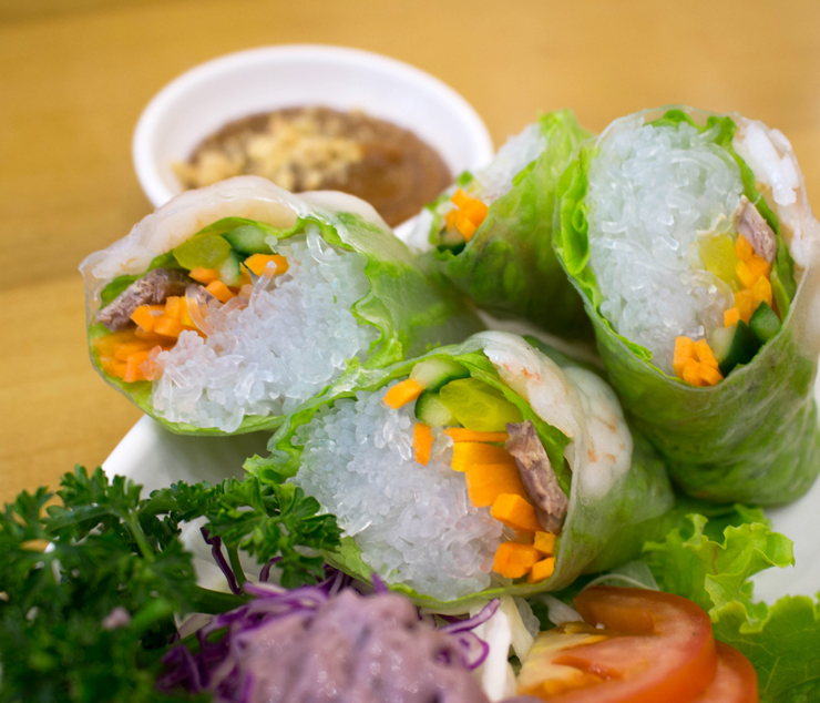 Entrada do Pho.366: spring roll com massa finíssima de arroz, camarão, cenoura, pepino e molho de tamarindo com amendoim (R$ 15)