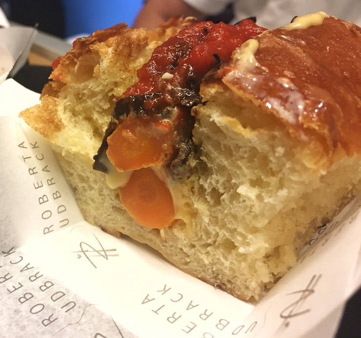 O ótimo sanduba vegetariano do Sud Dog SP: brioche, cenouras assadas, harissa queijo pernambucano e caponata