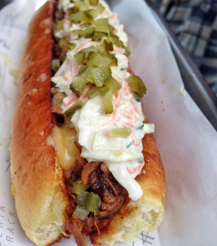 Matador: SPDog. Brioche, costelinha de porco, queijo pernambucano, coleslaw e relish de maxixe
