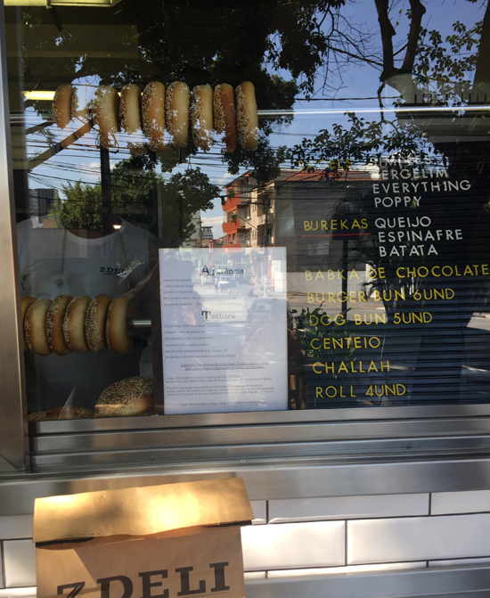 Balcão de venda - que dá vista para a produção - da Padaria da Z Deli. Se tiver sorte de passar por lá quando sair a fornada de bagel, compre vários e leve pra casa (congelam super bem!) porque são os melhores da cidade. Feitos da maneira tradicional – massa cozida e assada -, tem textura levemente mastiguenta no exterior e suave no interior.