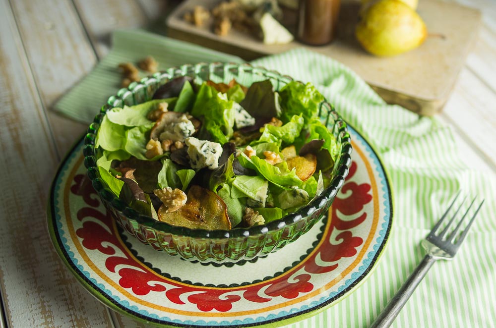 salada-de-folhas-verdes-com-peras-assadas_nozes-e-queijo-gorgonzola_mario-galluzzi-cozinha-de-afeto