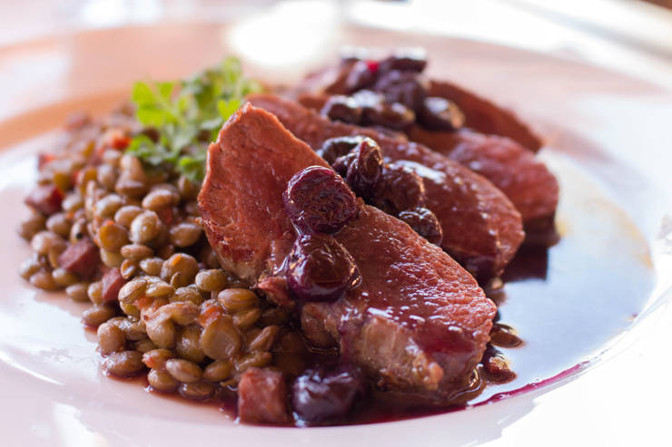 Entre um passeio e outro, almoço no hotel: suculentos filés de avestruz (carne bem consumida por aqui) com molho de cranberry (o Chile é um dos maiores produtores de oxicoco do mundo) e lentilhas cozidas. No Hotel Alto Atacama