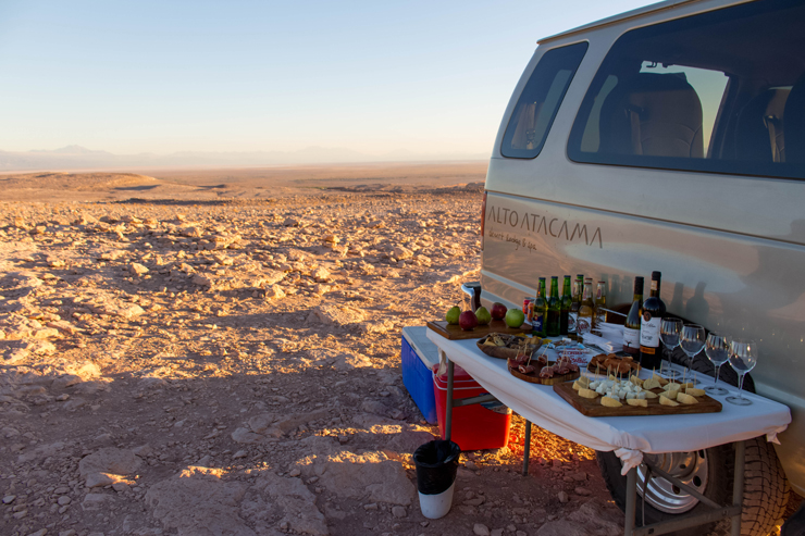 Por do Sol no Vale da Morte (também conhecido como Vale de Marte) preparado por nosso guia do Hotel Alto Atacama: queijos, jamón, frutas, vinhos e cervejas: nasci pra isso