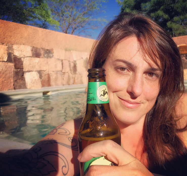 Um bom fim de tarde com cerveja chilena artesanal na piscina aquecida do Hotel Alto Atacama