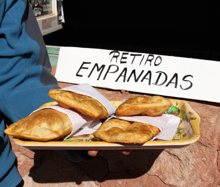 Em Machuca: Empanadas artesanais vendidas em um povoado de 5 pessoas perto dos géiseres - é exatamente o fluxo de turistas que os mantém ali. O recheio é de queijo de cabra produzido por duas irmãs (que moram em casas mega rústicas construídas com blocos de argila, abundante na região) que mantém a criação de 10 cabrinhas especialmente para isso, sua fonte de sustento. As bichinhas comem apenas vegetação nativa desta área, um oásis no Atacama. Fritas no azeite de oliva extra virgem (pois é, fritas!), essas empanadas tem massa crocante e leve - dá pra comer de baciada!